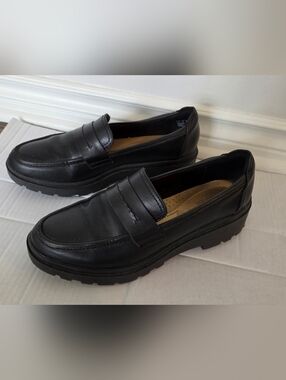 Clarks Womens Comfort Black Leather Slip-On Lug Sole Loafers. Size 8